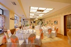 Большой зал кафе Грин Отель Петергоф